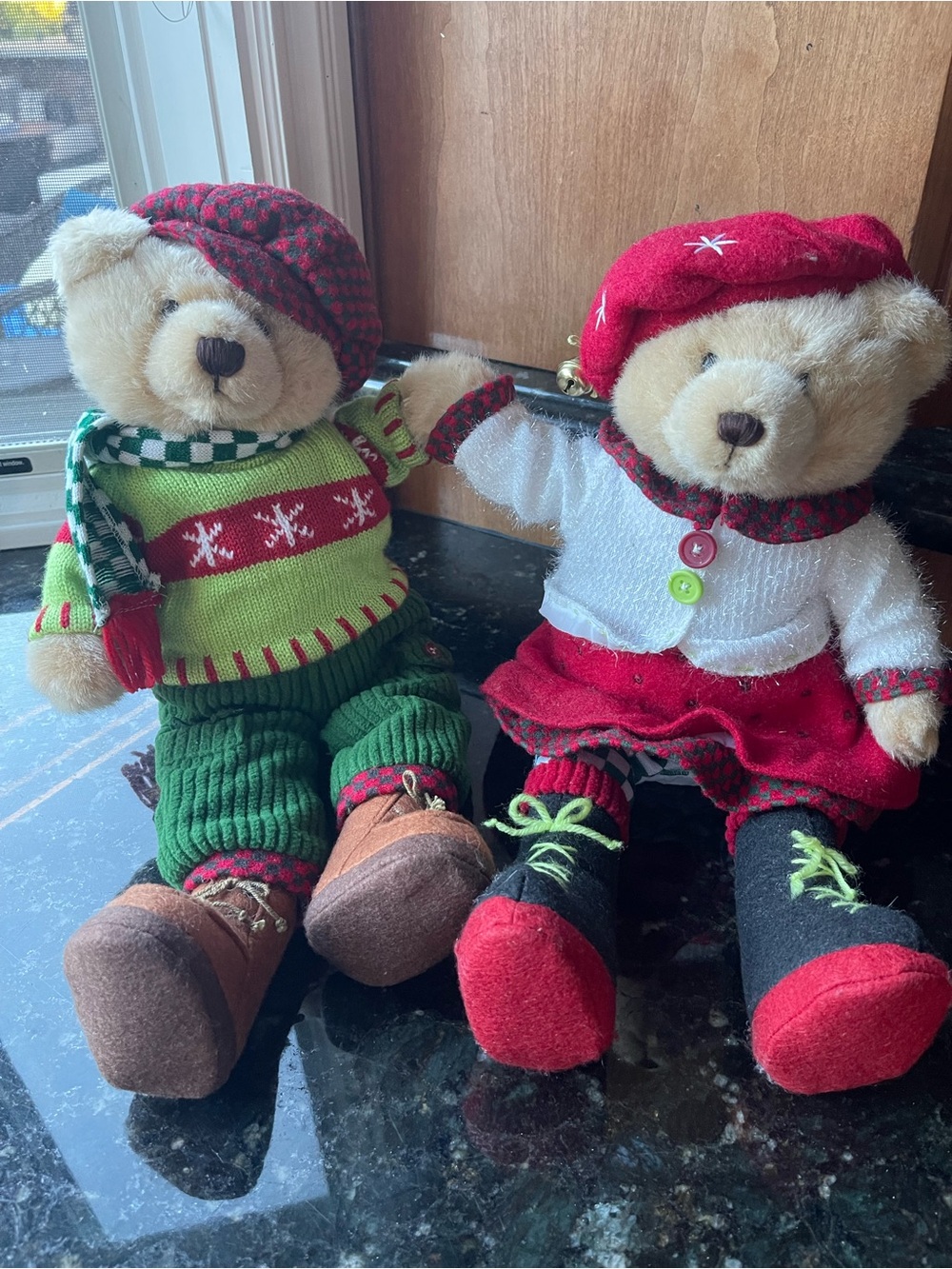 Avon Festive Red and Green Holiday Bear Pair Carolers